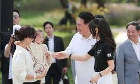 韓國第一夫人太嫩了梳少女頭,和尹錫悅似兩代人