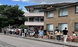 一房難求!「老破小」近百人搶,悉尼租房危機加劇!