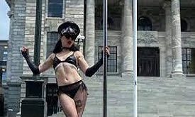 紐西蘭國會門口 光天化日之下竟有艷女跳鋼管舞…