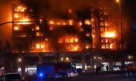 西班牙14樓公寓大火4死14傷 隔壁樓也燒成火海