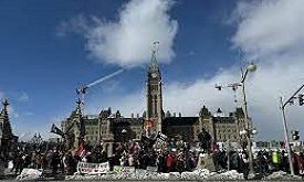 高喊特魯多下台!抗議人群重返渥太華,包圍國會山